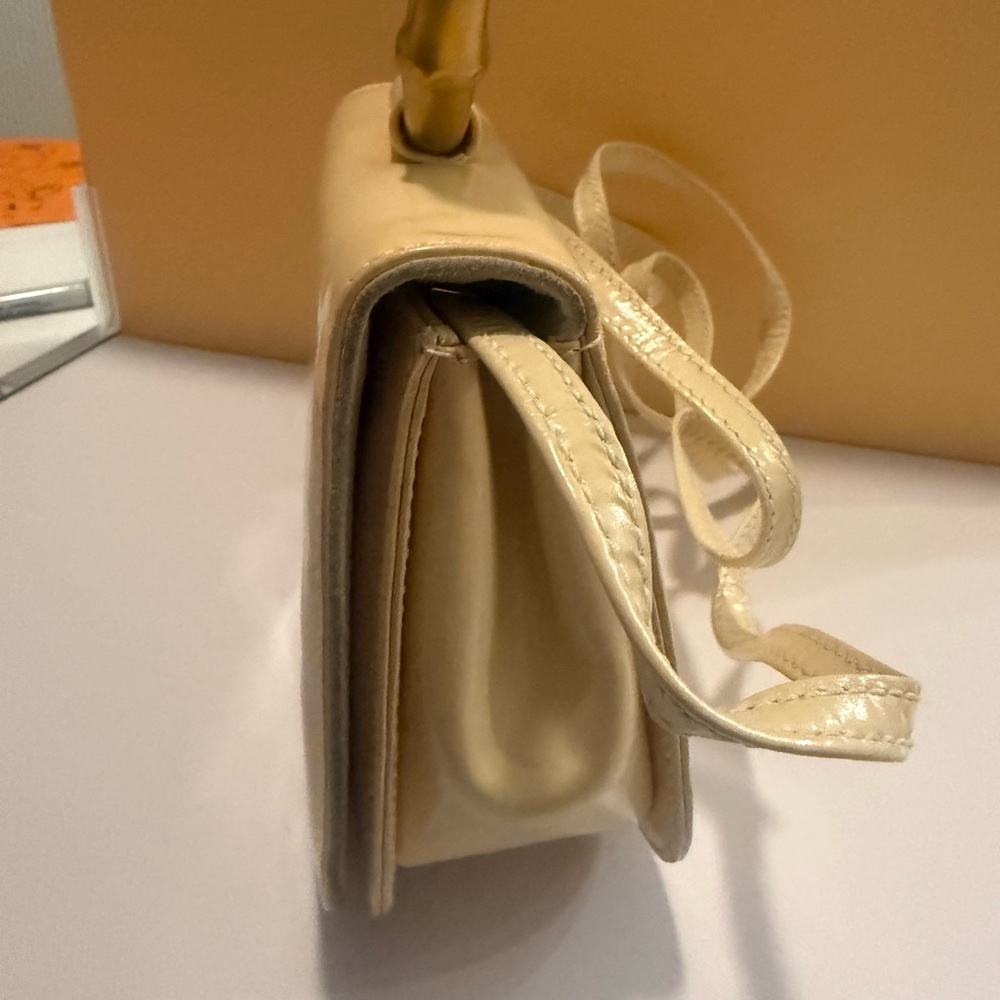 Gucci Cream Shoulder Bag with Gold Bamboo Handle - Picture 5 of 6